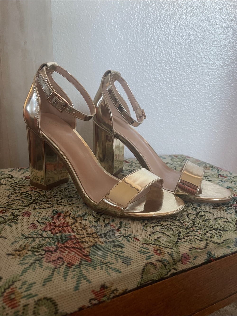 simple gold heels size 5.5